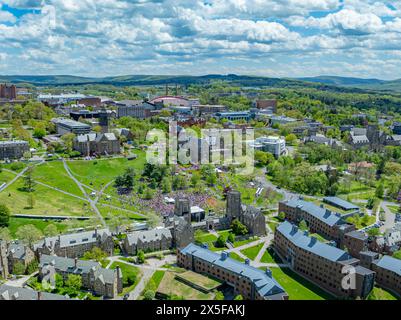 Ithaca, NY, Stati Uniti d'America - 05-08-2024: Immagini aeree lontane dello Slope Day presso la Cornell University LIBE Slope, Ithaca, NY, USA. Foto Stock