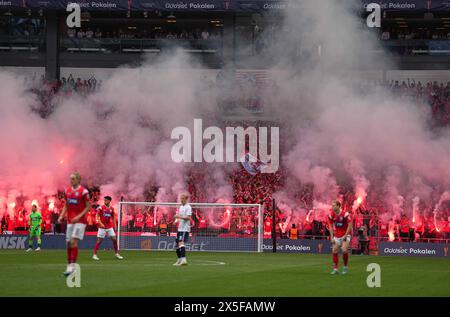 Parken, Copenaghen, Danimarca. 9 maggio 2024. Tifosi del Silkeborg durante la finale di Coppa di Danimarca, Aarhus GF vs Silkeborg, a Parken, Copenaghen, Danimarca. Ulrik Pedersen/CSM/Alamy Live News Foto Stock