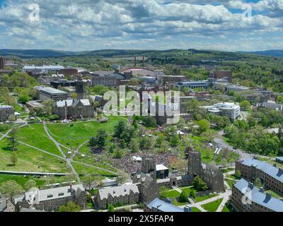 Ithaca, NY, Stati Uniti d'America - 05-08-2024: Immagini aeree lontane dello Slope Day presso la Cornell University LIBE Slope, Ithaca, NY, USA. Foto Stock
