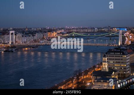 Budapest: Vista panoramica del Ponte Elisabetta e del Ponte della libertà sul Danubio in serata. Ungheria Foto Stock
