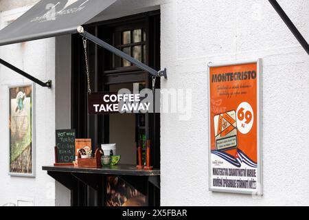 praga, repubblica ceca - 3 marzo 2024: Vendita di caffè da asporto di fronte alla strada della città. Nessuna persona visibile Foto Stock