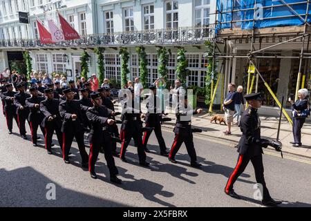 Windsor, Regno Unito. 9 maggio 2024. Il Gurkha della Regina segnala la marcia verso il Castello di Windsor per la cerimonia del cambio della Guardia. La tenuta della Corona a Windsor era la stessa Foto Stock