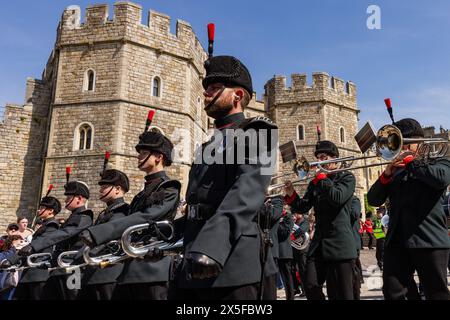 Windsor, Regno Unito. 9 maggio 2024. La Band and Bugles of the Rifles ritornano in caserma dal Castello di Windsor dopo la cerimonia del cambio della Guardia. Il CR Foto Stock