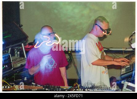 ORBITAL, TOUR CLASSICO, 1993: Le leggende della musica dance Orbital sul loro ponteggio centrale con occhiali leggeri durante il Megadog Tour alla Cardiff University a Cardiff, Galles, Regno Unito, il 4 ottobre 1993. Foto: Rob Watkins. INFO: Orbital, un pionieristico duo di musica elettronica inglese formato nel 1989, ha giocato un ruolo cruciale nello sviluppo dei generi ambient e techno. I fratelli Paul e Phil Hartnoll hanno creato brani innovativi, atmosferici e ballabili che hanno lasciato un impatto duraturo sulla musica elettronica. Foto Stock