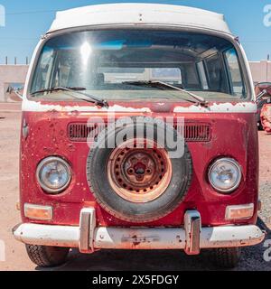 Holbrook, AZ, US-13 aprile 2024: Vintage anni '1960 rosso brillante VW kombi camper o microbus. Foto Stock