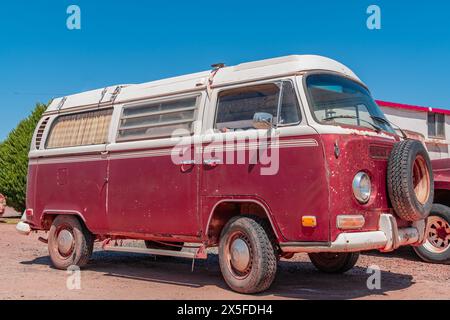 Holbrook, AZ, US-13 aprile 2024: Vintage anni '1960 rosso brillante VW kombi camper o microbus. Foto Stock