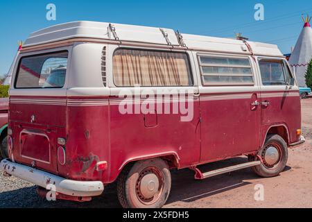 Holbrook, AZ, US-13 aprile 2024: Vintage anni '1960 rosso brillante VW kombi camper o microbus. Foto Stock