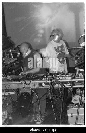 ORBITAL, TOUR CLASSICO, 1993: Le leggende della musica dance Orbital sul loro ponteggio centrale con occhiali leggeri durante il Megadog Tour alla Cardiff University a Cardiff, Galles, Regno Unito, il 4 ottobre 1993. Foto: Rob Watkins. INFO: Orbital, un pionieristico duo di musica elettronica inglese formato nel 1989, ha giocato un ruolo cruciale nello sviluppo dei generi ambient e techno. I fratelli Paul e Phil Hartnoll hanno creato brani innovativi, atmosferici e ballabili che hanno lasciato un impatto duraturo sulla musica elettronica. Foto Stock