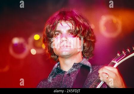 THE WANNADIES, READING FESTIVAL, 1997: Cantante e chitarrista Pär Wiksten della band svedese The Wannadies on the Melody Maker Stage al Reading Festival, Reading, Regno Unito, il 23 agosto 1997. Foto: Rob Watkins. INFO: The Wannadies, un gruppo musicale alternative rock svedese formatosi nel 1988 a Skellefteå, ha ottenuto un riconoscimento internazionale con le loro melodie infettive e i ganci accattivanti. Successi come "You and me Song" e "Hit" li hanno spinti alla fama, stabilendoli come amori della scena musicale indie degli anni '90. Foto Stock