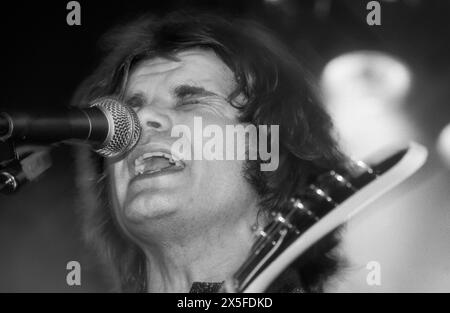 THE WANNADIES, READING FESTIVAL, 1997: Cantante e chitarrista Pär Wiksten della band svedese The Wannadies on the Melody Maker Stage al Reading Festival, Reading, Regno Unito, il 23 agosto 1997. Foto: Rob Watkins. INFO: The Wannadies, un gruppo musicale alternative rock svedese formatosi nel 1988 a Skellefteå, ha ottenuto un riconoscimento internazionale con le loro melodie infettive e i ganci accattivanti. Successi come "You and me Song" e "Hit" li hanno spinti alla fama, stabilendoli come amori della scena musicale indie degli anni '90. Foto Stock