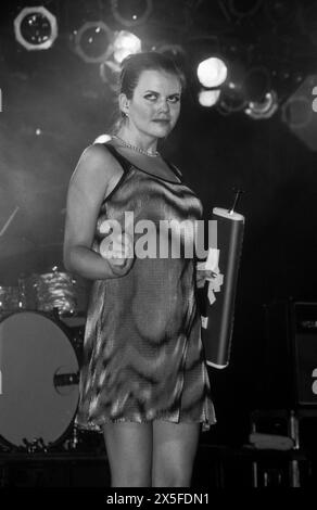 THE WANNADIES, READING FESTIVAL, 1997: Cantante e tastierista Christina Bergmark della band svedese The Wannadies on the Melody Maker Stage al Reading Festival, Reading, Regno Unito, il 23 agosto 1997. Foto: Rob Watkins. INFO: The Wannadies, un gruppo musicale alternative rock svedese formatosi nel 1988 a Skellefteå, ha ottenuto un riconoscimento internazionale con le loro melodie infettive e i ganci accattivanti. Successi come "You and me Song" e "Hit" li hanno spinti alla fama, stabilendoli come amori della scena musicale indie degli anni '90. Foto Stock