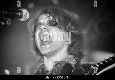 THE WANNADIES, READING FESTIVAL, 1997: Cantante e chitarrista Pär Wiksten della band svedese The Wannadies on the Melody Maker Stage al Reading Festival, Reading, Regno Unito, il 23 agosto 1997. Foto: Rob Watkins. INFO: The Wannadies, un gruppo musicale alternative rock svedese formatosi nel 1988 a Skellefteå, ha ottenuto un riconoscimento internazionale con le loro melodie infettive e i ganci accattivanti. Successi come "You and me Song" e "Hit" li hanno spinti alla fama, stabilendoli come amori della scena musicale indie degli anni '90. Foto Stock