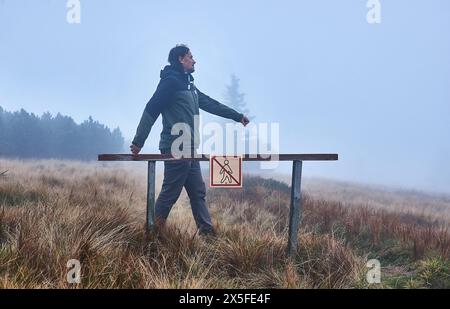 Oltrepassando un cartello di divieto di ingresso, tenetevi fuori Foto Stock