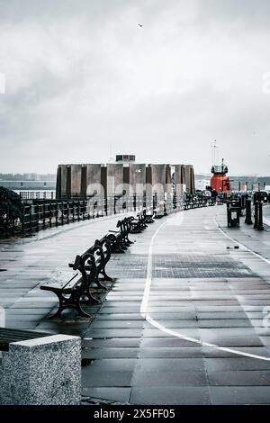 New Brighton Wallasey fronte mare in una fredda giornata d'inverno con panchine vuote Foto Stock