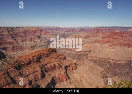 Grand Canyon, Arizona Vista panoramica delle vivaci pareti del canyon sotto il cielo azzurro Foto Stock