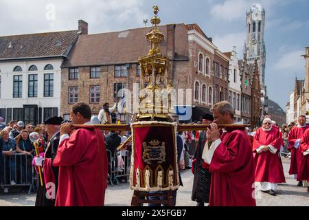 9 maggio 2024, Bruges, Belgio. La reliquia che porta il sangue di Gesù Cristo è sfilata attraverso Bruges come parte delle celebrazioni del giorno dell'Ascensione. Crediti: Jay Kogler/Alamy Live News Foto Stock