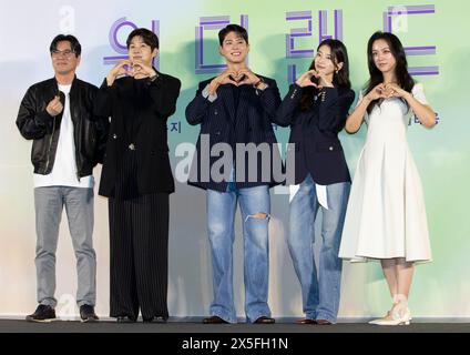 Seoul, Corea del Sud. 9 maggio 2024. (L to R) il regista sudcoreano Kim Tae-yong, gli attori Choi Woo-sik, Park Bo-geum, la cantante e attrice Suji, ex membro del gruppo femminile Missa, l'attrice cinese Tang Wei, partecipa a una chiamata fotografica per la conferenza stampa del film "Wonderland" al CGV Cinema di Seoul, Corea del Sud, il 9 maggio 2024. Il film aprirà il 5 giugno 2024. (Foto di Lee Young-ho/Sipa USA) credito: SIPA USA/Alamy Live News Foto Stock