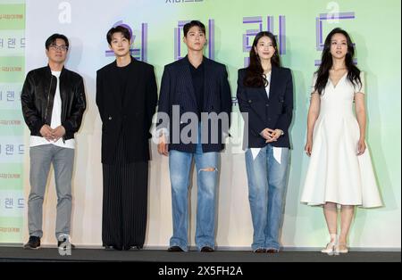 Seoul, Corea del Sud. 9 maggio 2024. (L to R) il regista sudcoreano Kim Tae-yong, gli attori Choi Woo-sik, Park Bo-geum, la cantante e attrice Suji, ex membro del gruppo femminile Missa, l'attrice cinese Tang Wei, partecipa a una chiamata fotografica per la conferenza stampa del film "Wonderland" al CGV Cinema di Seoul, Corea del Sud, il 9 maggio 2024. Il film aprirà il 5 giugno 2024. (Foto di Lee Young-ho/Sipa USA) credito: SIPA USA/Alamy Live News Foto Stock