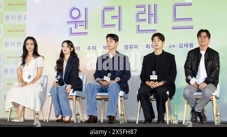 Seoul, Corea del Sud. 9 maggio 2024. (L to R) l'attrice cinese Tang Wei, la cantante e attrice sudcoreana Suji, ex membro del gruppo femminile Missa, gli attori Park Bo-geum e Choi Woo-sik, il regista Kim Tae-yong, partecipano a una chiamata fotografica per la conferenza stampa del film "Wonderland" al CGV Cinema di Seoul, Corea del Sud, il 9 maggio 2024. Il film aprirà il 5 giugno 2024. (Foto di Lee Young-ho/Sipa USA) credito: SIPA USA/Alamy Live News Foto Stock