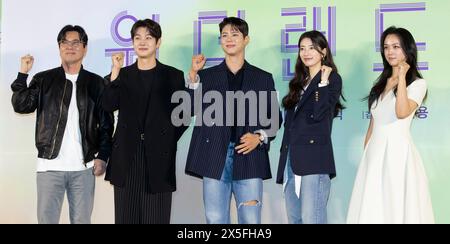 Seoul, Corea del Sud. 9 maggio 2024. (L to R) il regista sudcoreano Kim Tae-yong, gli attori Choi Woo-sik, Park Bo-geum, la cantante e attrice Suji, ex membro del gruppo femminile Missa, l'attrice cinese Tang Wei, partecipa a una chiamata fotografica per la conferenza stampa del film "Wonderland" al CGV Cinema di Seoul, Corea del Sud, il 9 maggio 2024. Il film aprirà il 5 giugno 2024. (Foto di Lee Young-ho/Sipa USA) credito: SIPA USA/Alamy Live News Foto Stock