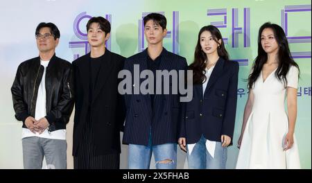 Seoul, Corea del Sud. 9 maggio 2024. (L to R) il regista sudcoreano Kim Tae-yong, gli attori Choi Woo-sik, Park Bo-geum, la cantante e attrice Suji, ex membro del gruppo femminile Missa, l'attrice cinese Tang Wei, partecipa a una chiamata fotografica per la conferenza stampa del film "Wonderland" al CGV Cinema di Seoul, Corea del Sud, il 9 maggio 2024. Il film aprirà il 5 giugno 2024. (Foto di Lee Young-ho/Sipa USA) credito: SIPA USA/Alamy Live News Foto Stock