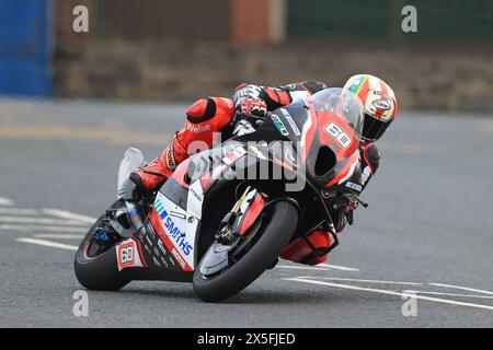 9 maggio 2024; Briggs EquipmentNorth West 200 Motorcycle Race, Portrush, Antrim, Irlanda del Nord; North West 200 Qualifying and Races; Peter Hickman (PHR Performance BMW) durante la gara di apertura Superbike Foto Stock