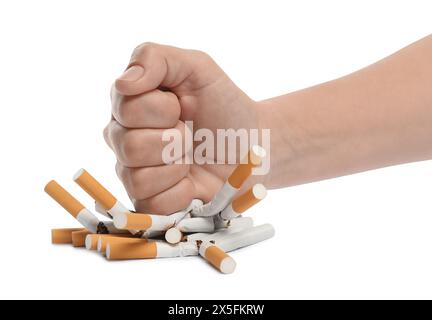 Basta fumare. Uomo che schiaccia sigarette su sfondo bianco, primo piano Foto Stock