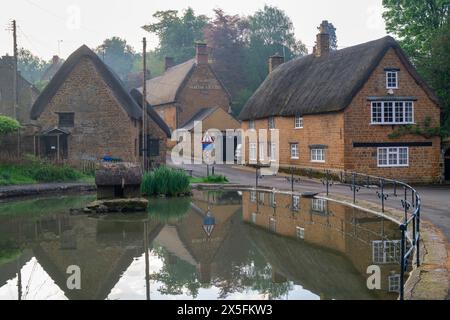 Mills Lane la mattina presto. Wroxton, Oxfordshire, Inghilterra Foto Stock