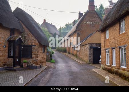 Mills Lane la mattina presto. Wroxton, Oxfordshire, Inghilterra Foto Stock