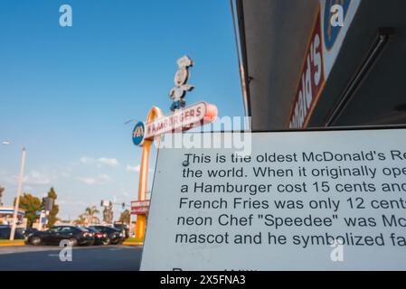 L'iconico cartello McDonald's presso il ristorante più antico del mondo, Los Angeles Foto Stock