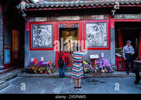 Adoratori al Tempio di Bangka Lungshan (Longshan), Taipei, Taiwan Foto Stock