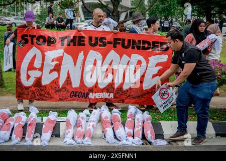 Wilayah Persekutuan, Malesia. 7 maggio 2024. I manifestanti della coalizione ONG Pro Palestine tengono cartelli e striscioni durante una manifestazione per protestare contro la partecipazione dei produttori di armi sionisti al Defense Services Asia (DSA2024), a Kuala Lumpur. I produttori di armi sioniste che partecipano alla DSA-NATSEC ASIA 2024 sono Lockheed Martin (US), L3harris (US), Shield ai (US), Leupold (US), MBDA (UE), BAE System (UK), Leornardo (ITA), Colt (CZ) e Aimpoint (se). Credito: SOPA Images Limited/Alamy Live News Foto Stock