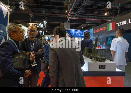 Wilayah Persekutuan, Malesia. 7 maggio 2024. I visitatori sono visti allo stand Leonardo dall'Italia durante la fiera Defense Services Asia - NATSEC ASIA (DSA2024), a Kuala Lumpur. I produttori di armi sioniste che partecipano alla DSA-NATSEC ASIA 2024 sono Lockheed Martin (US), L3harris (US), Shield ai (US), Leupold (US), MBDA (UE), BAE System (UK), Leornardo (ITA), Colt (CZ) e Aimpoint (se). Credito: SOPA Images Limited/Alamy Live News Foto Stock