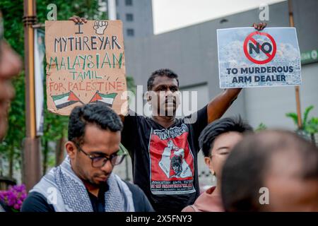 Wilayah Persekutuan, Kuala Lumpur, Malesia. 7 maggio 2024. Un manifestante della coalizione Pro Palestine NGO tiene un cartello durante una manifestazione per protestare contro la partecipazione dei produttori di armi sionisti ai servizi di difesa Asia (DSA2024), a Kuala Lumpur. I produttori di armi sioniste che partecipano alla DSA-NATSEC ASIA 2024 sono Lockheed Martin (US), L3harris (US), Shield ai (US), Leupold (US), MBDA (EU), BAE System (UK), Leornardo (ITA), Colt (CZ) e Aimpoint (Credit Image: © Syaiful Redzuan/SOPA Images via ZUMA Press Wire) SOLO PER USO EDITORIALE! Non per USO commerciale! Foto Stock