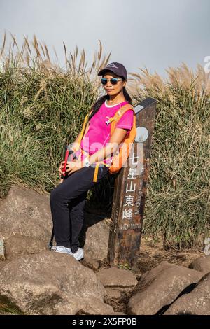 Trekking attraverso l'erba argentata cinese nel Parco Nazionale di Yangmingshan, Taipei, Taiwan Foto Stock