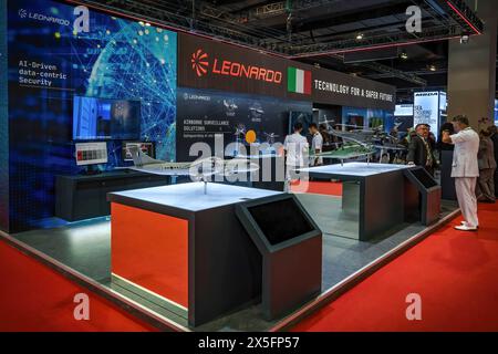 Wilayah Persekutuan, Malesia. 7 maggio 2024. I visitatori sono visti allo stand Leonardo dall'Italia durante la fiera Defense Services Asia - NATSEC ASIA (DSA2024), a Kuala Lumpur. I produttori di armi sioniste che partecipano alla DSA-NATSEC ASIA 2024 sono Lockheed Martin (US), L3harris (US), Shield ai (US), Leupold (US), MBDA (UE), BAE System (UK), Leornardo (ITA), Colt (CZ) e Aimpoint (se). (Foto di Syaiful Redzuan/SOPA Images/Sipa USA) credito: SIPA USA/Alamy Live News Foto Stock