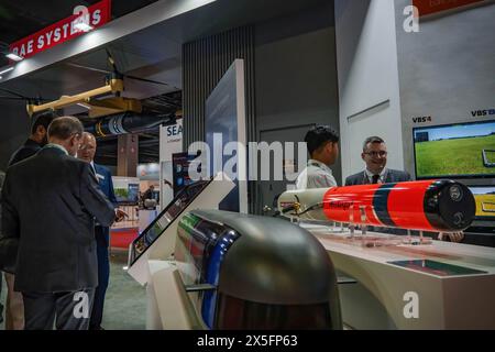 Wilayah Persekutuan, Malesia. 7 maggio 2024. I visitatori sono visti allo stand BAE System dal Regno Unito durante la fiera Defense Services Asia - NATSEC ASIA (DSA2024), a Kuala Lumpur. I produttori di armi sioniste che partecipano alla DSA-NATSEC ASIA 2024 sono Lockheed Martin (US), L3harris (US), Shield ai (US), Leupold (US), MBDA (UE), BAE System (UK), Leornardo (ITA), Colt (CZ) e Aimpoint (se). (Foto di Syaiful Redzuan/SOPA Images/Sipa USA) credito: SIPA USA/Alamy Live News Foto Stock