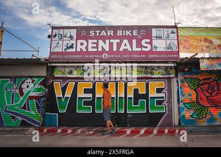 Vivace punto vendita di Venice Beach con Graffiti Art e noleggio biciclette Foto Stock