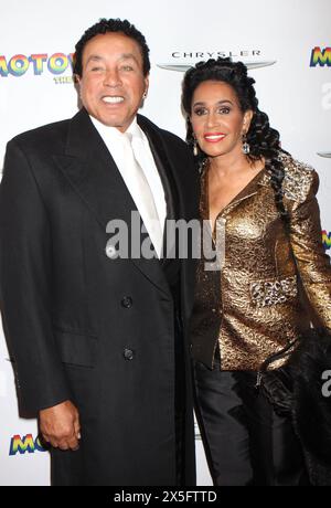 Smokey Robinson e la moglie Frances Glandney arrivano alla serata di apertura di 'Motown: The Musical' al Lunt Fontanne Theatre di New York il 14 aprile 2013. Photo Credit: Henry McGee/MediaPunch Foto Stock