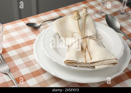 Ambiente elegante con posate e piatti sul tavolo Foto Stock