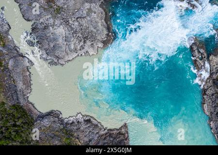 Confluenza dei fiumi Rio Baker e Rio Neff, vista aerea, acque fangose del Rio Neff si fondono con il torrente glaciale Rio Baker, Patagonia, Cile Foto Stock