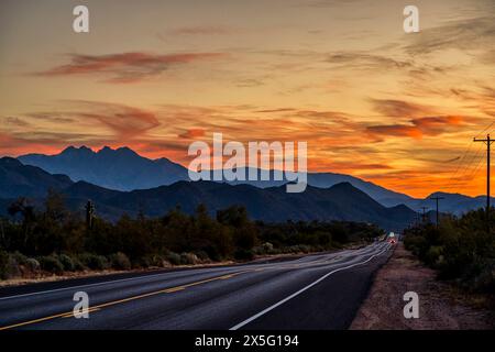 Vista all'alba di Four Peaks dalla Bush Highway vicino a Phoenix, Arizona Foto Stock