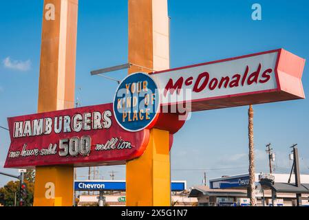 McDonald's Sign vintage, icona americana della metà del secolo a Los Angeles Foto Stock