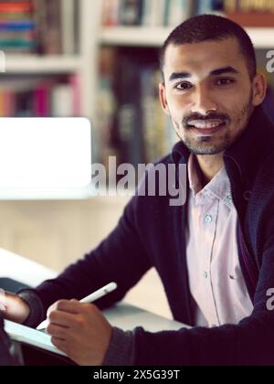 Uomo creativo, disegno e tablet con ritratto per lavorare come graphic designer o sviluppatore web per agenzie. Dipendente maschile, pad di schizzo digitale e. Foto Stock