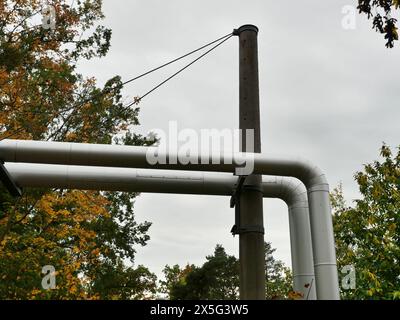 Nelle città, i tubi di teleriscaldamento scorrono fuori terra attraverso percorsi di condotti, su ponti sopraelevati di tubazioni o su ponti sulle strade. Foto Stock