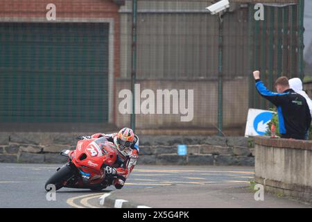 9 maggio 2024; Briggs EquipmentNorth West 200 Motorcycle Race, Portrush, Antrim, Irlanda del Nord; North West 200 Qualifying and Races; Davey Todd (Milwaukee BMW) conquista la vittoria di apertura di Superstock Foto Stock