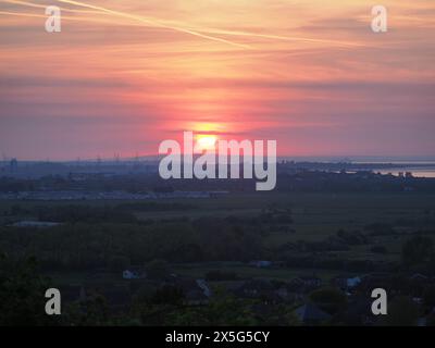 Sheerness, Kent, Regno Unito. 9 maggio 2024. Meteo nel Regno Unito: Tramonto mozzafiato a Sheerness, Kent. Crediti: James Bell/Alamy Live News Foto Stock