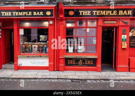 DUBLINO, IRLANDA - 26 MARZO 2023: Il famoso Temple bar, situato nel quartiere Temple bar di Dublino Irlanda. Foto Stock