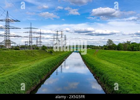 L'Emscher vicino a Essen-Karnap, con il cumulo di scorie di Schurenbach sullo sfondo, con il punto di riferimento di Bramme per la regione della Ruhr, Emscher Island Foot e. Foto Stock