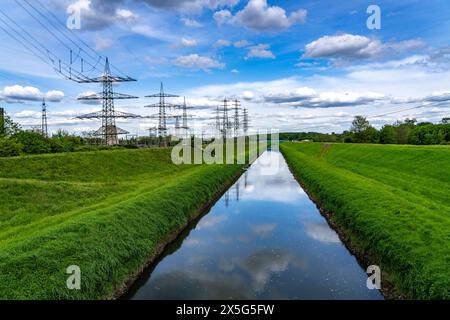 L'Emscher vicino a Essen-Karnap, con il cumulo di scorie di Schurenbach sullo sfondo, con il punto di riferimento di Bramme per la regione della Ruhr, Emscher Island Foot e. Foto Stock